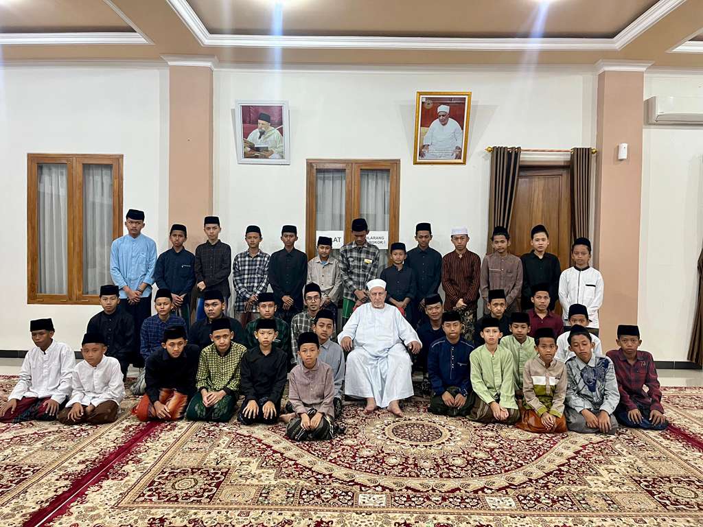 You are currently viewing Meniti Cahaya Sholat Berjamaah: Momen Spiritual Bersama Syaikh Fathi Abdurrohman Hijazi