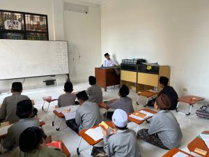 Read more about the article Program Takhossus: Wadah Penguatan Keilmuan Santri dalam Kajian Kitab Turats